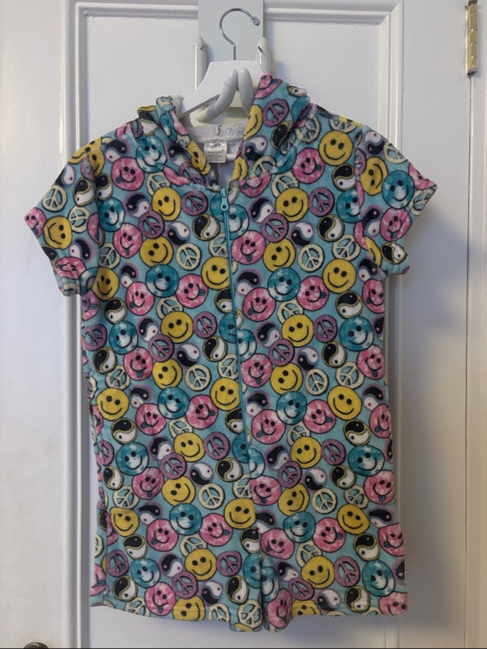 Plush Hooded Short Sleeve Romper with Smiley & Peace Motifs - Multicolor